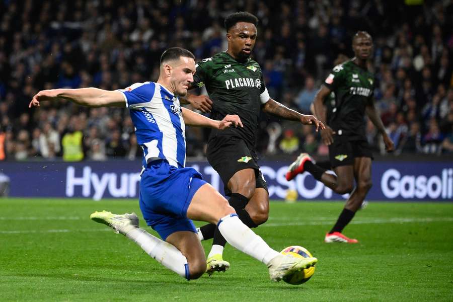 Maracás perante Deniz Gul Maracás perante Deniz Gul