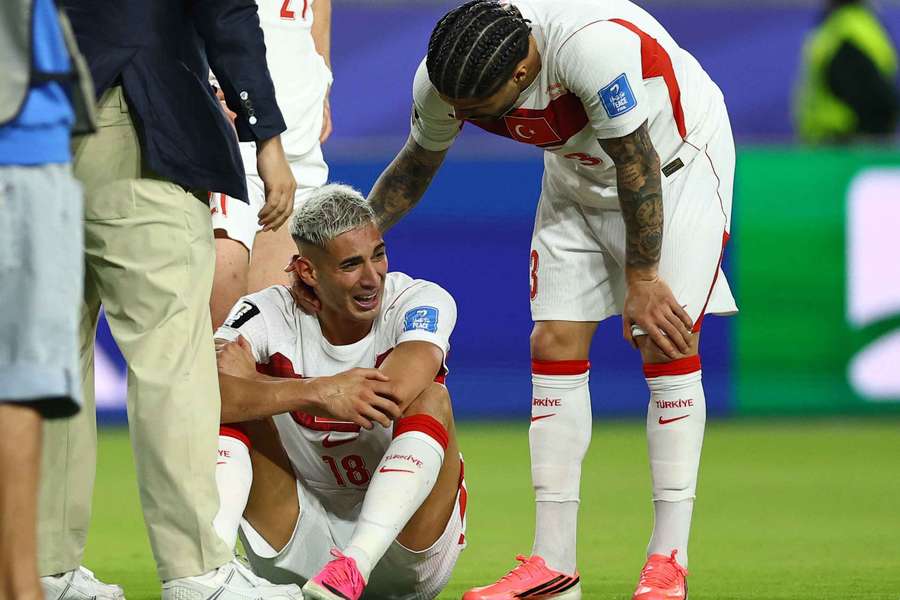 Erem Elmali tröstet Mert Müldür nach dem WM-Aus der Türkei gegen Paraguay. Erem Elmali tröstet Mert Müldür nach dem WM-Aus der Türkei gegen Paraguay.