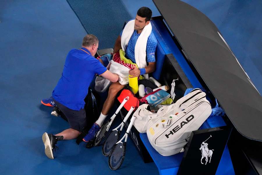 Novak Djokovic in ärztlicher Behandlung beim Sieg über Grigor Dimitrov.