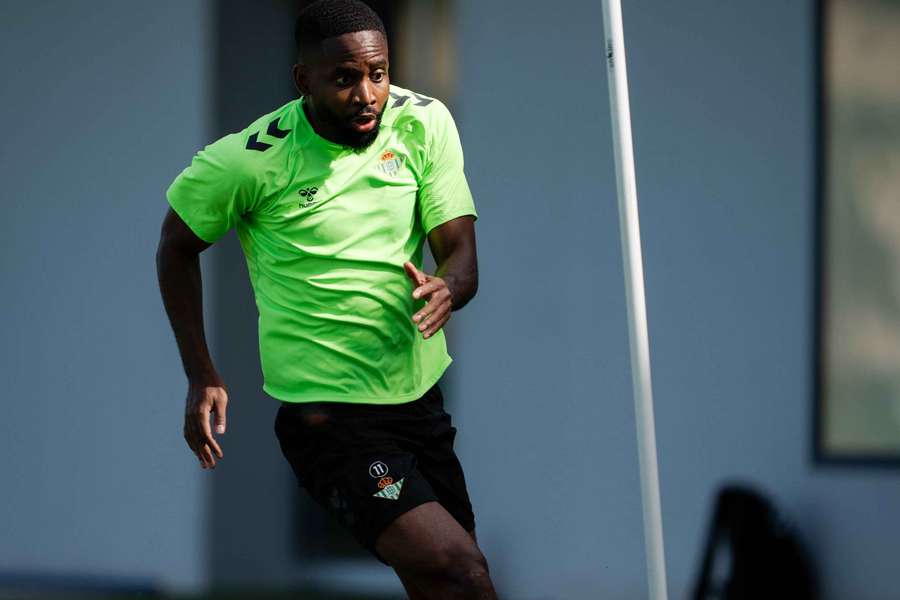 Bakambu, durante el último entrenamiento del Betis antes del duelo ante el Getafe