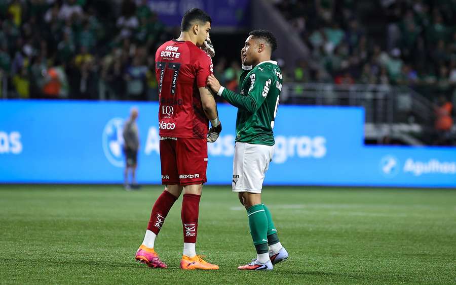 Gabriel Brazão conversa com Vitor Roque durante clássico no Allianz Gabriel Brazão conversa com Vitor Roque durante clássico no Allianz