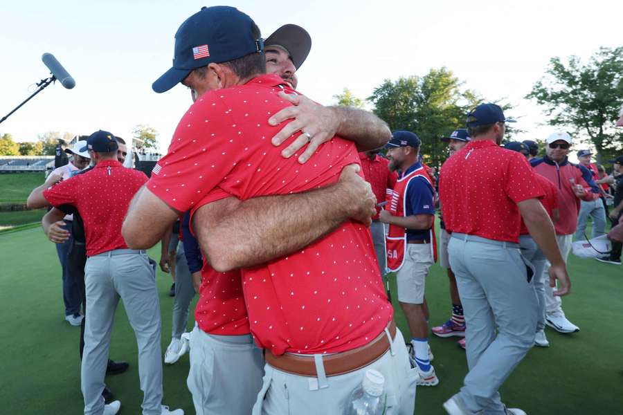 Keegan Bradley et Max Homa célébrant la victoire dimanche.