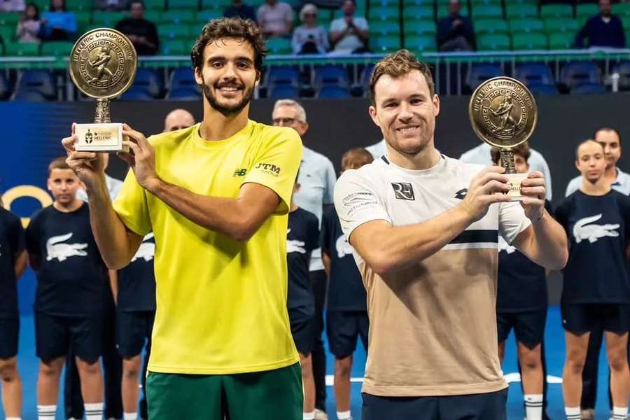 Francisco Cabral e Lucas Miedler com os troféus do ATP de Atenas