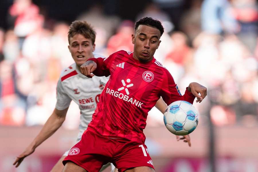 Myron van Brederode am Ball, verfolgt von Köln-Verteidiger Hübers