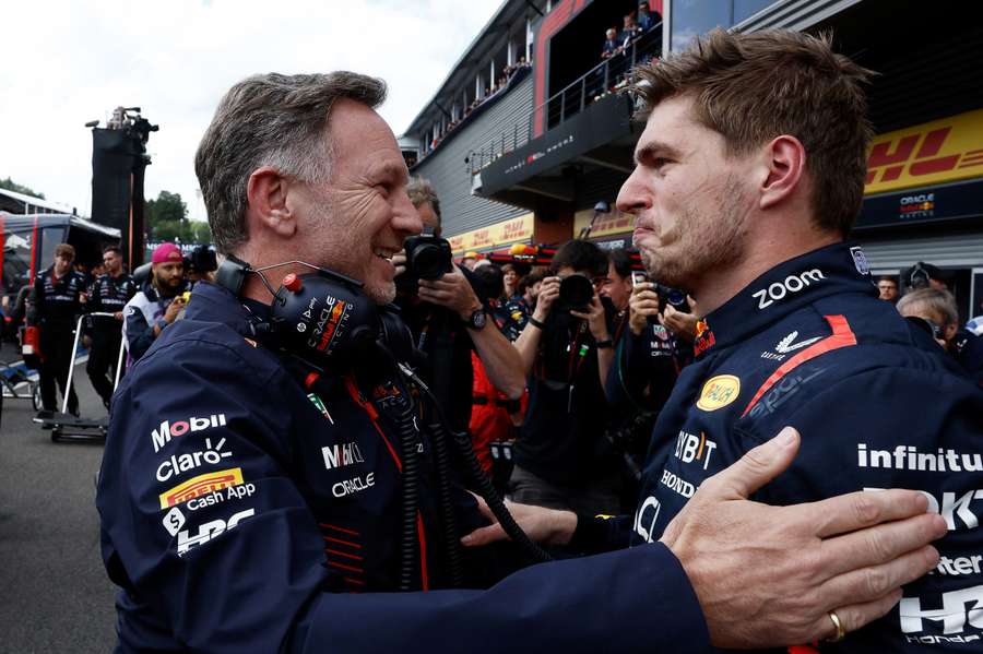 Były szef zespołu Red Bull, Christian Horner, gratuluje Maxowi Verstappenowi zwycięstwa w Grand Prix Belgii w 2023 r.