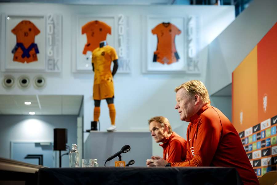 Ronald Koeman tijdens een persconferentie van het Nederlands elftal op de KNVB Campus op 9 oktober