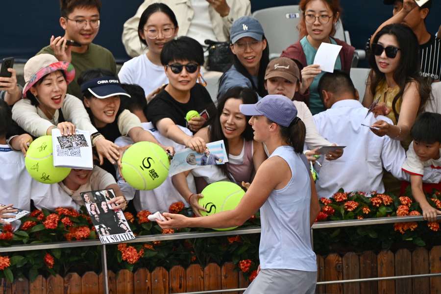 Tenis Flash: Świątek zagra popołudniu, Sinner walczy o tytuł w Pekinie
