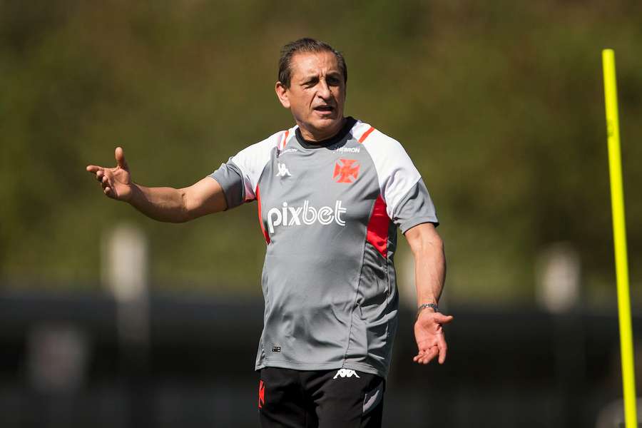 Ramón Díaz comanda treinamento no CT do Vasco
