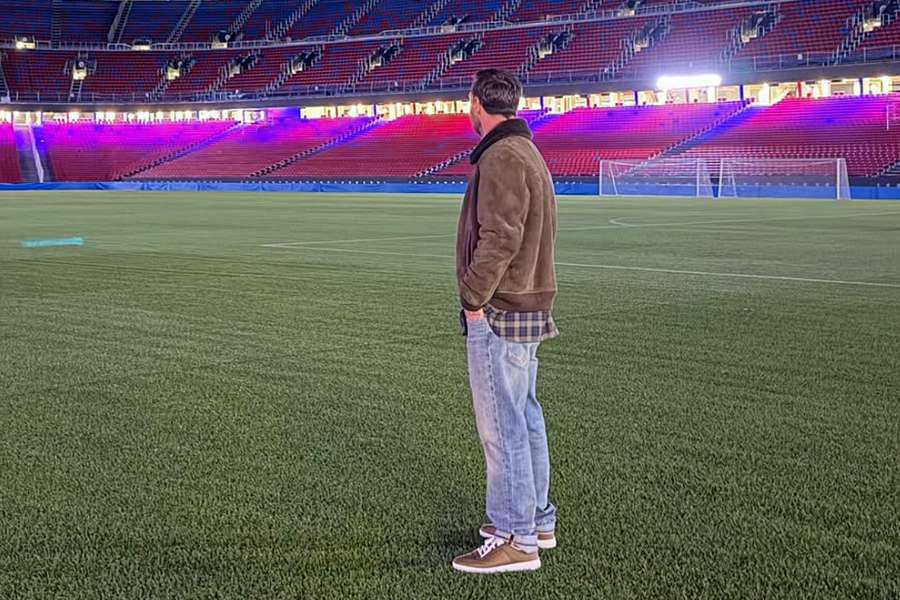 Messi, sur la pelouse du Camp Nou Messi, sur la pelouse du Camp Nou