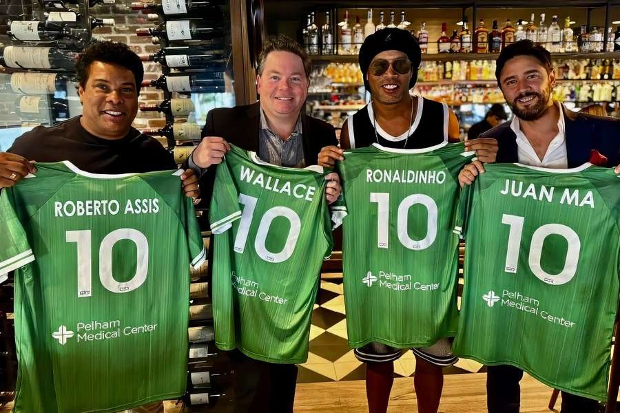 Ronaldinho posando con la camiseta de su nuevo equipo