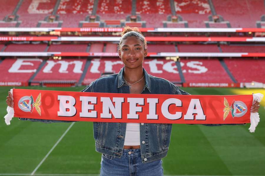 Zoe Matthews apresentada na Luz Zoe Matthews apresentada na Luz