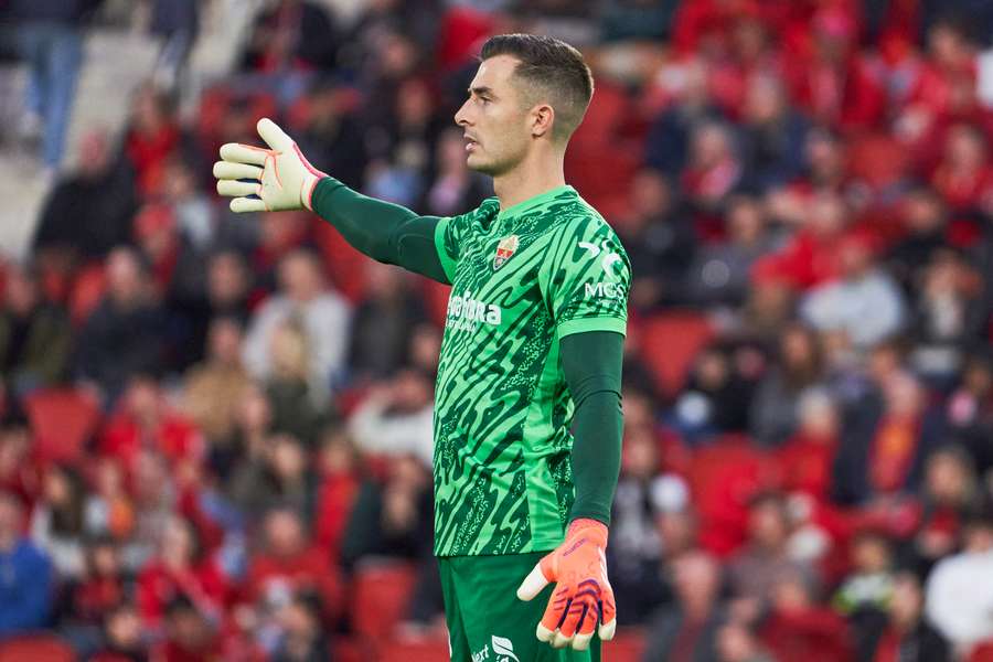 Iñaki Peña, errático al final del partido Iñaki Peña, errático al final del partido