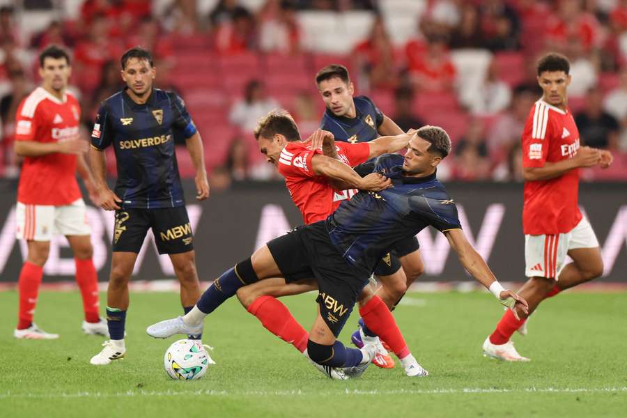 João Carvalho acompanha jogada João Carvalho acompanha jogada
