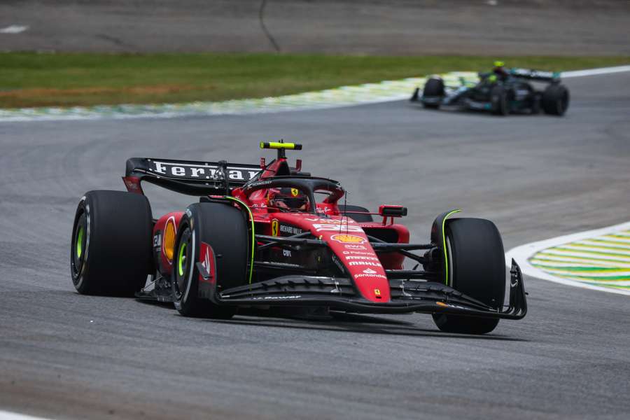 Carlos Sainz foi o mais rápido na sessão de treinos de Interlagos