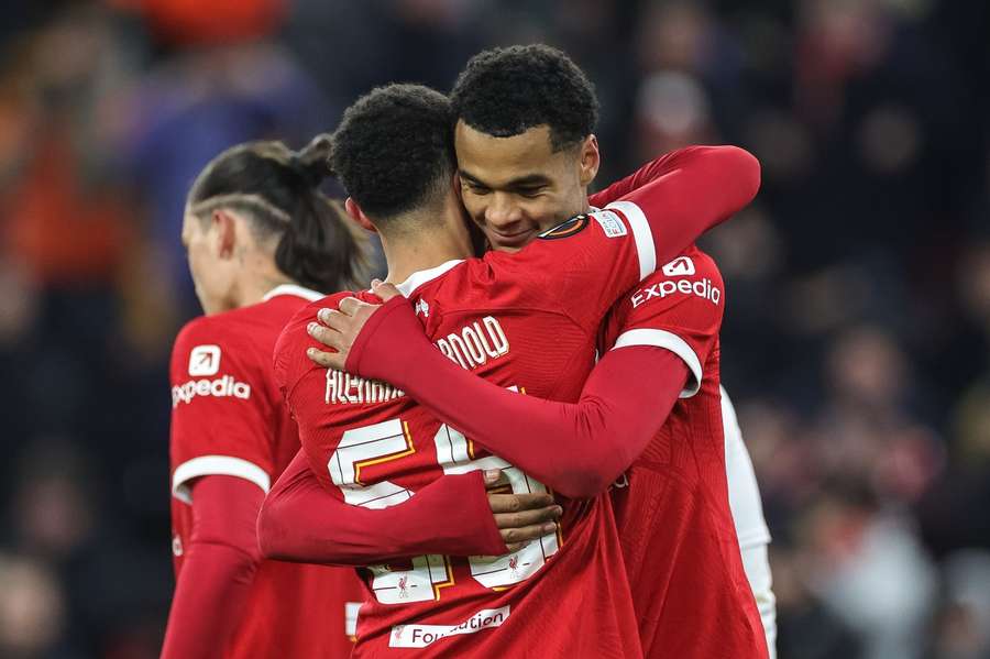 Cody Gakpo en Trent Alexander-Arnold vieren de 4-0 tegen LASK