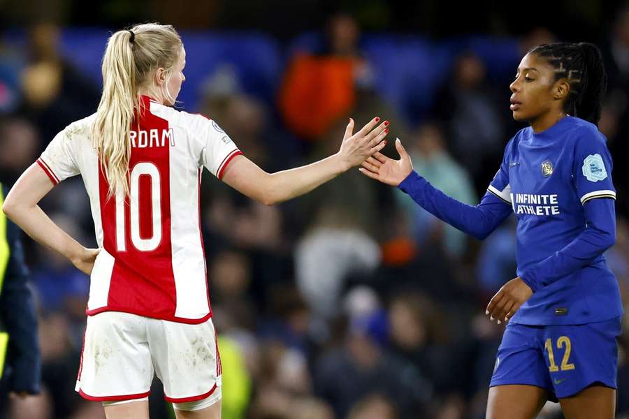 Nadine Noordam van Ajax bedankt Ashley Lawrence van Chelsea