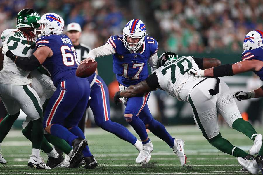 Josh Allen probeert langs Quinton Jefferson van de Jets te geraken