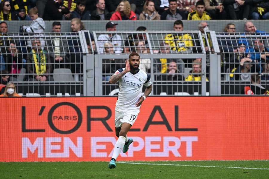 Locadia celebra un gol al Dortmund en abril de 2022.