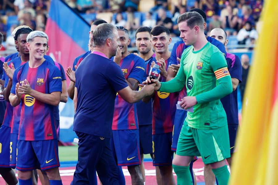 Die Situation um Kapitän Ter Stegen (r.) hat sich vorerst entspannt