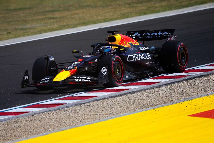 Titelverteidiger Verstappen weit zurück
