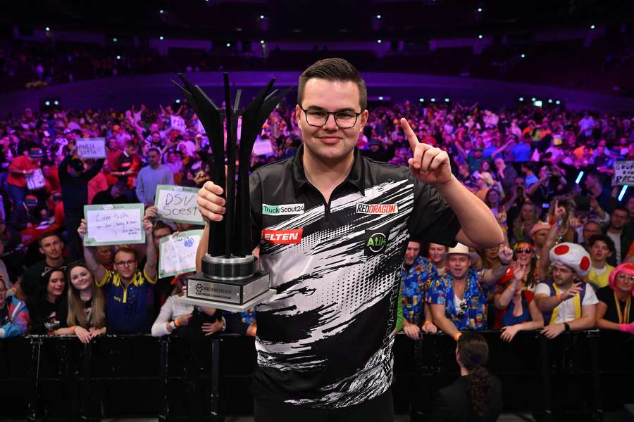 Gian van Veen mit seiner bisher wichtigsten Trophäe.