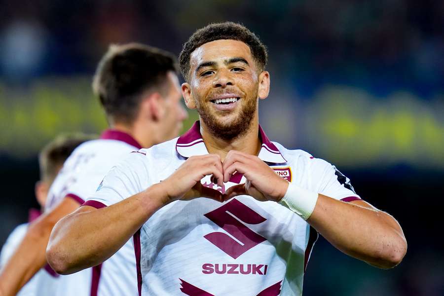 Che Adams festeja um golo com a camisola do Torino