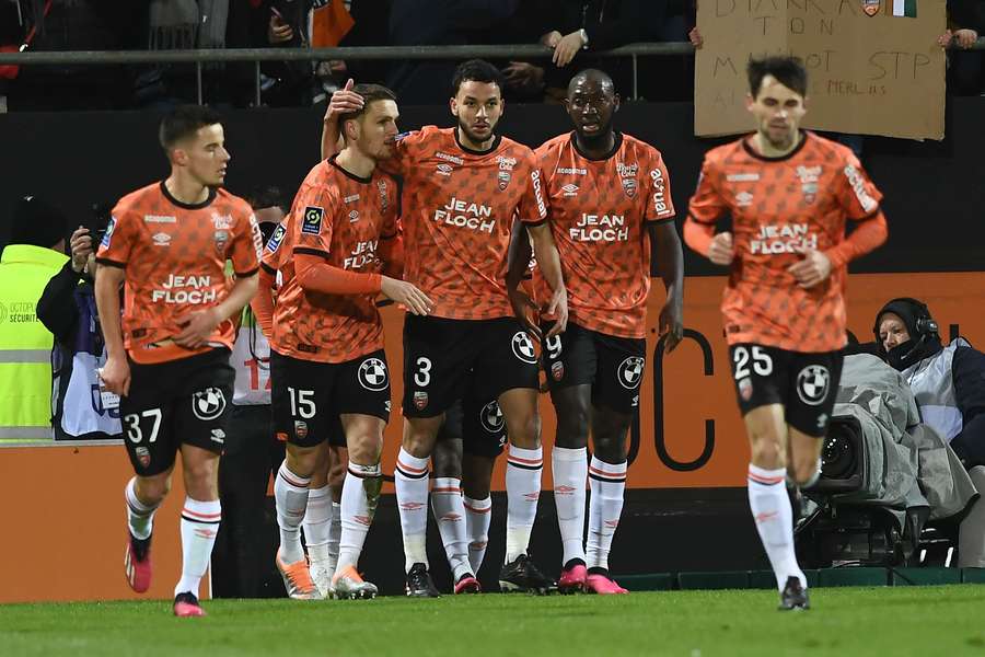 Lorient vence e aproxima-se do Rennes, sem Xeka, na corrida à Europa (2-1)