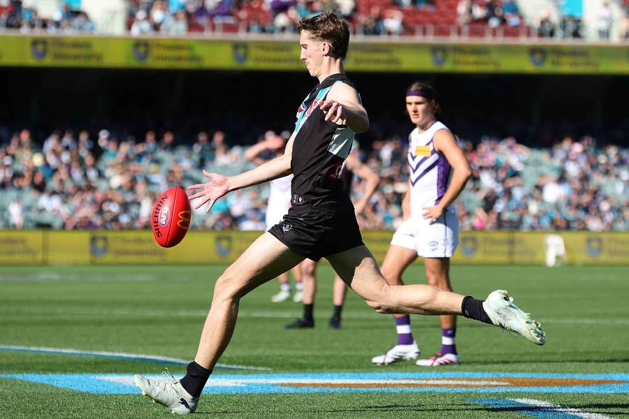 Jack Whitlock taking a shot for goal against Fremantle in Round 19.