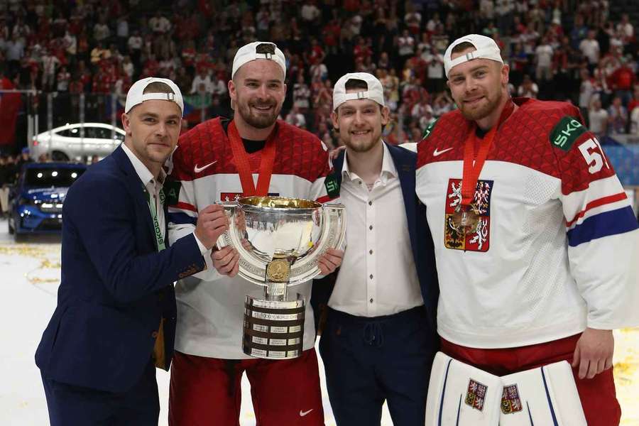 Radan Lenc (vlevo) a Michal Kovařčík (druhý zprava) na společné fotce náhradníků po zlatém finále šampionátu.