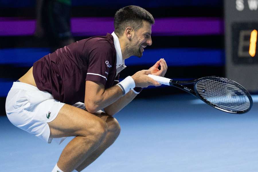 Djokovič si čtvrtfinále v Basileji nezahraje. Djokovič si čtvrtfinále v Basileji nezahraje.