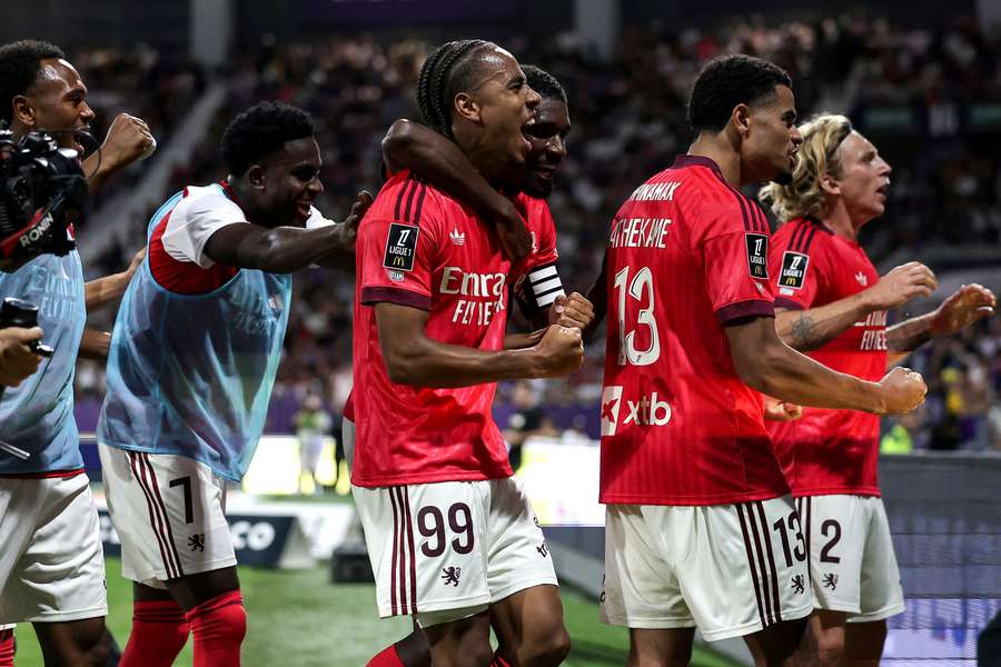 Les Lyonnais célébrant le but du 1-0. Les Lyonnais célébrant le but du 1-0.