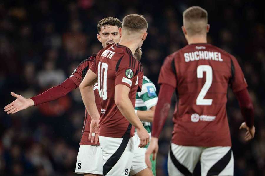 Mezi Rrahmanim a Kuchtou bývá na hřišti dusno. Mezi Rrahmanim a Kuchtou bývá na hřišti dusno.