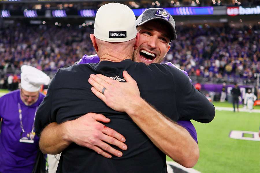 Kirk Cousins von den Minnesota Vikings jubelt nach dem Sieg über die Indianapolis Colts auf dem Spielfeld.