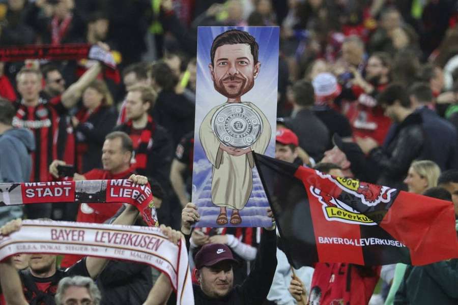 Bayer Leverkusen-fans eren de architect het historische succes van dit seizoen