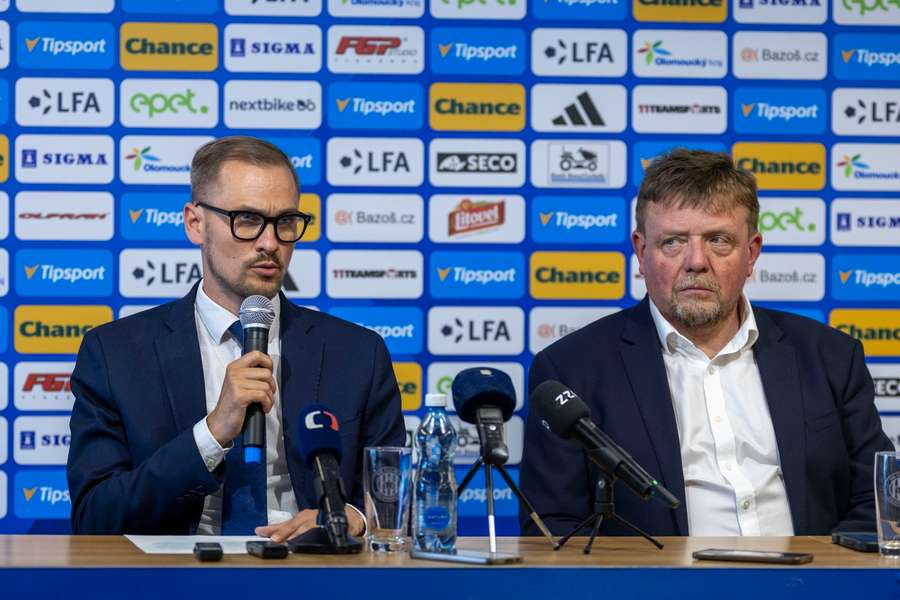 Místopředseda představenstva Jakub Beneš (vlevo) a dosavadní předseda Petr Konečný, který podal plánovanou rezignaci.