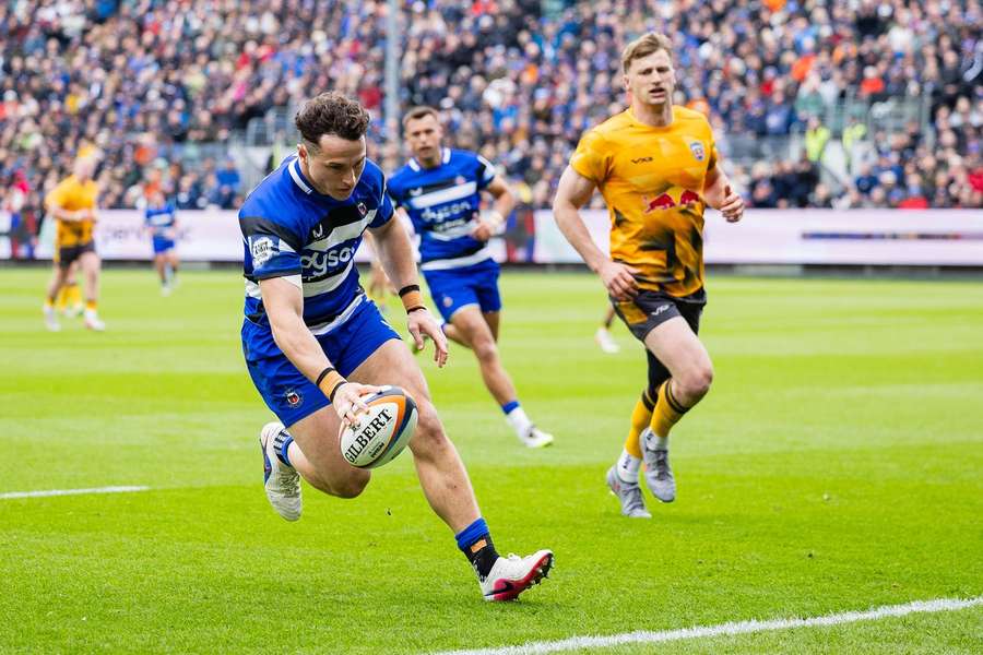 Four-try Arundell seals Prem play-off spot for Bath