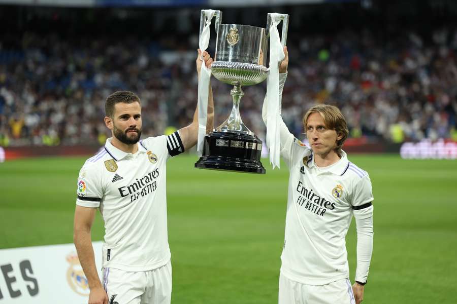 Nacho y Modric ofrecen la Copa del Rey a la afición del Real Madrid.