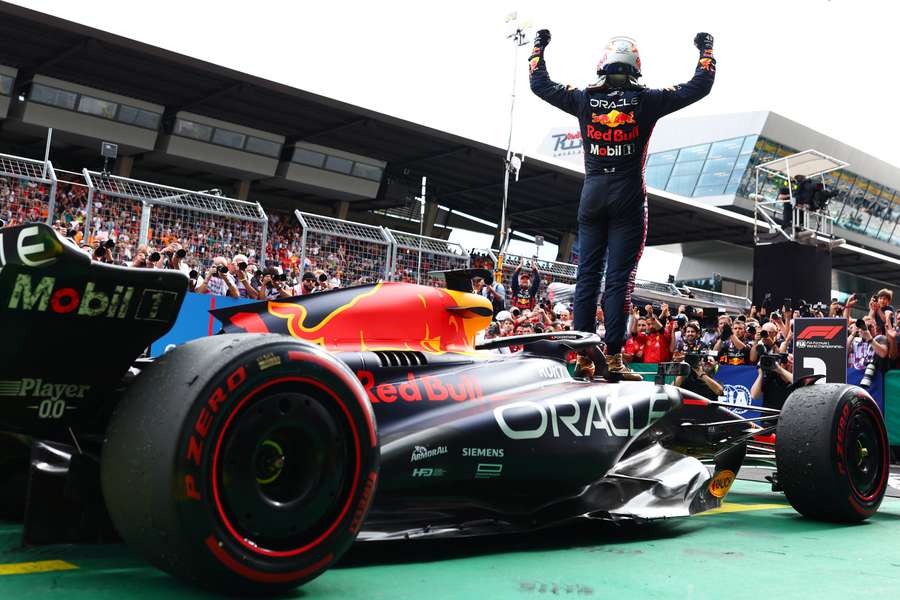 Red Bull si môže v Silverstone pripísať 11. víťazstvo v rade.