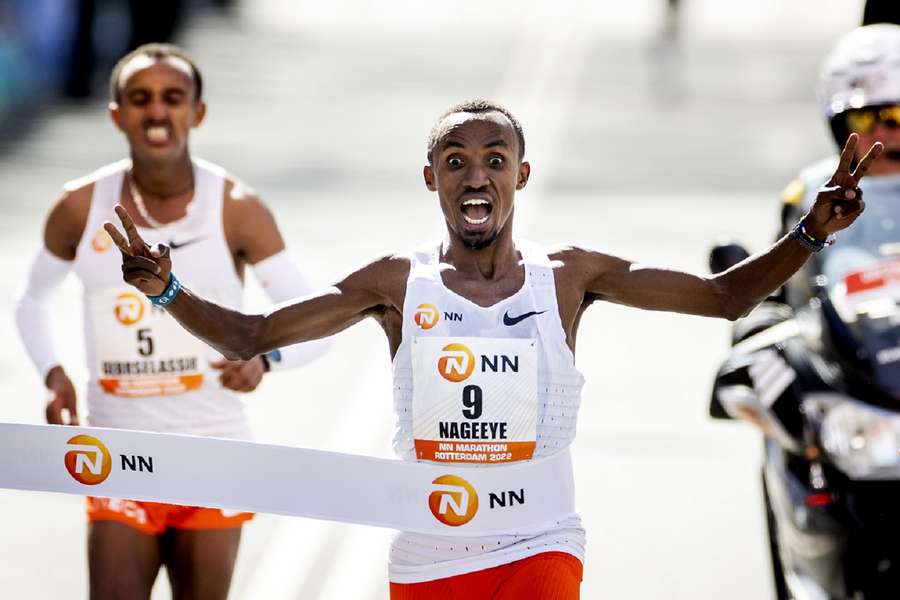 Abdi Nageeye komt als eerste over de finish tijdens de 41e editie van de NN Marathon Rotterdam op 10 april 2022 in Rotterdam