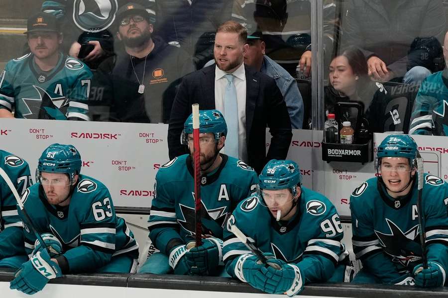 Warsofsky ostáva na lavičke San Jose Sharks. Warsofsky ostáva na lavičke San Jose Sharks.