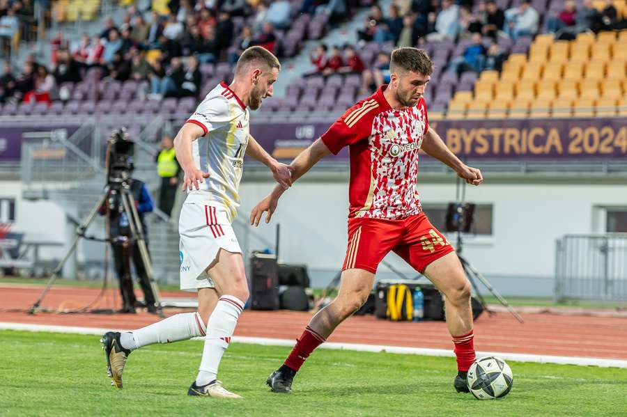 Záhumenský (vpravo) dúfa v trojbodový zápis.