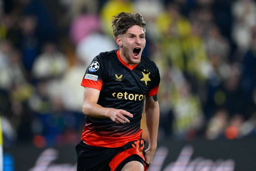 Slávista Pavel Kačor se raduje po vyrovnání na půdě Fenerbahce v Lize mistrů. Slávista Pavel Kačor se raduje po vyrovnání na půdě Fenerbahce v Lize mistrů.