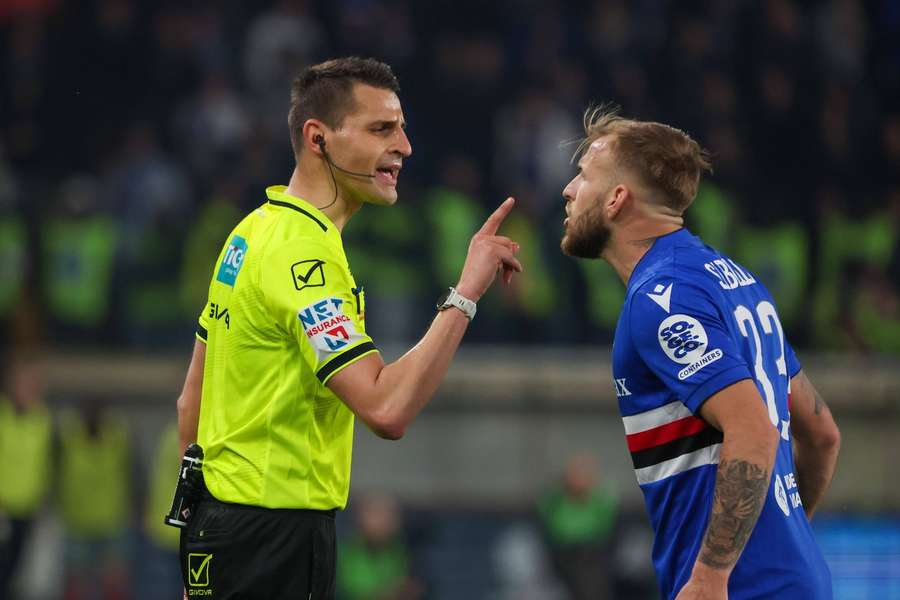 Sampdorias Giuseppe Sibilli (r.) im Gespräch mit einem Schiedsrichter