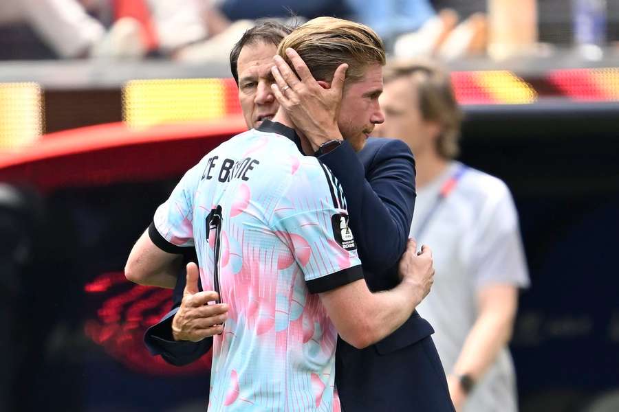 Rudi Garcia consolându-l pe Kevin de Bruyne Rudi Garcia consolându-l pe Kevin de Bruyne