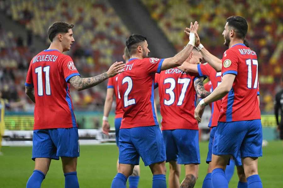FCSB-iștii sărbătorind un gol FCSB-iștii sărbătorind un gol