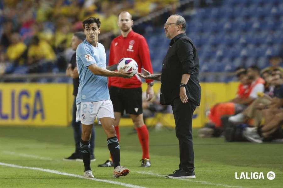 Rafa Benítez le entrega el balón a Manu Sánchez.