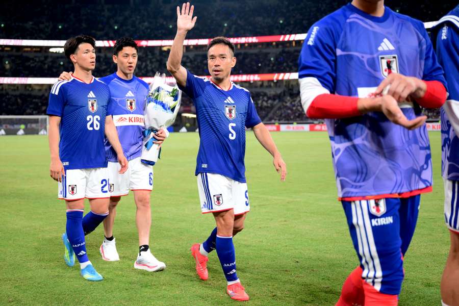 Yuto Nagatomo acena para a torcida após o amistoso internacional de futebol entre Japão e Islândia Yuto Nagatomo acena para a torcida após o amistoso internacional de futebol entre Japão e Islândia