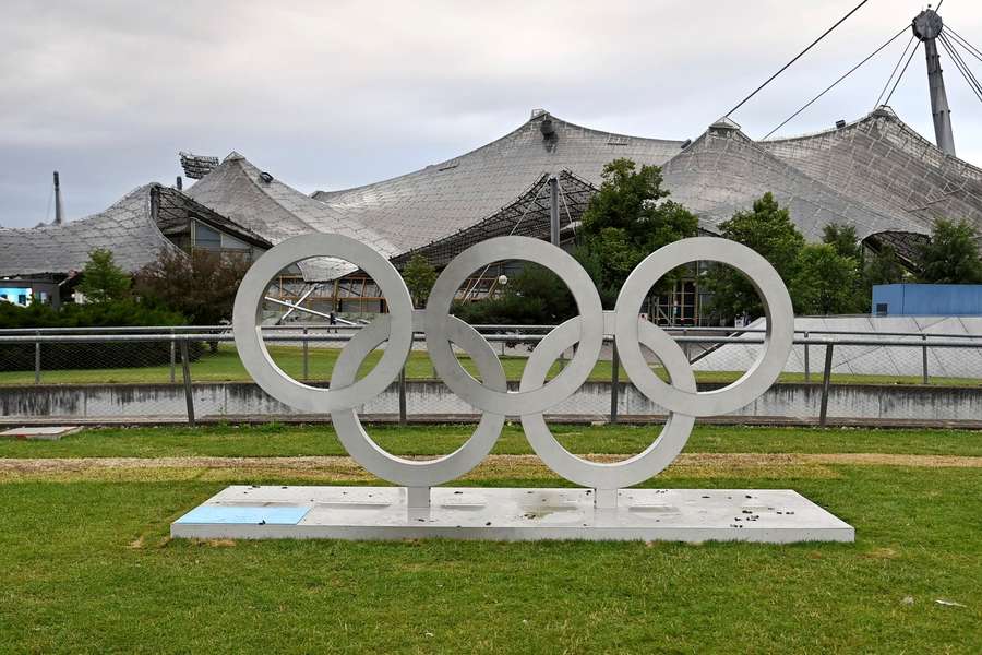 Os anéis olímpicos no Parque Olímpico de Munique.