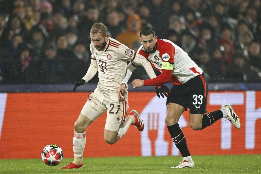 Dávid Hancko v jednom z tvrdých súbojov proti Bayernu Mníchov.