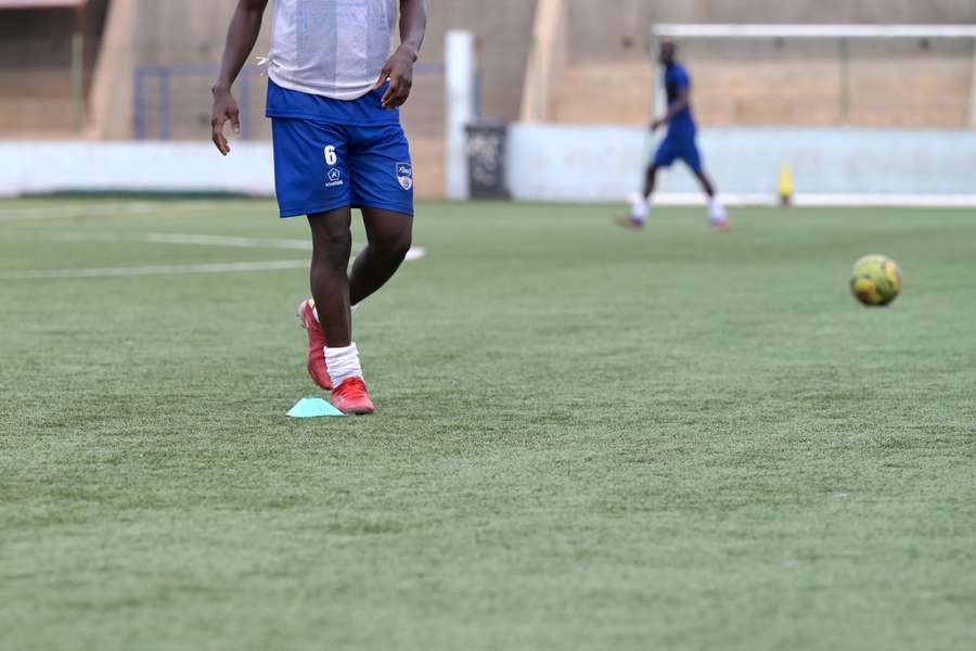 Jonge Senegalezen met voetbalaspiraties hebben er een vermogen voor over